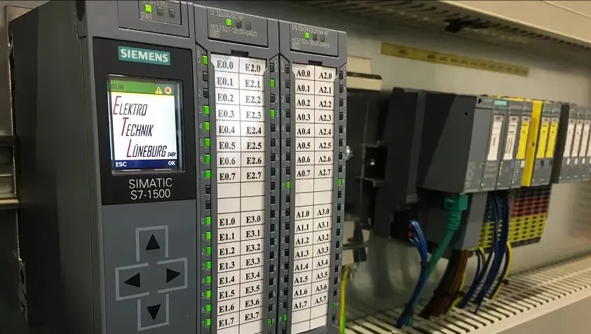 Simatic S7-1500 Steuerung, auf dem Display der Schriftzug ElektroTechnik Lüneburg