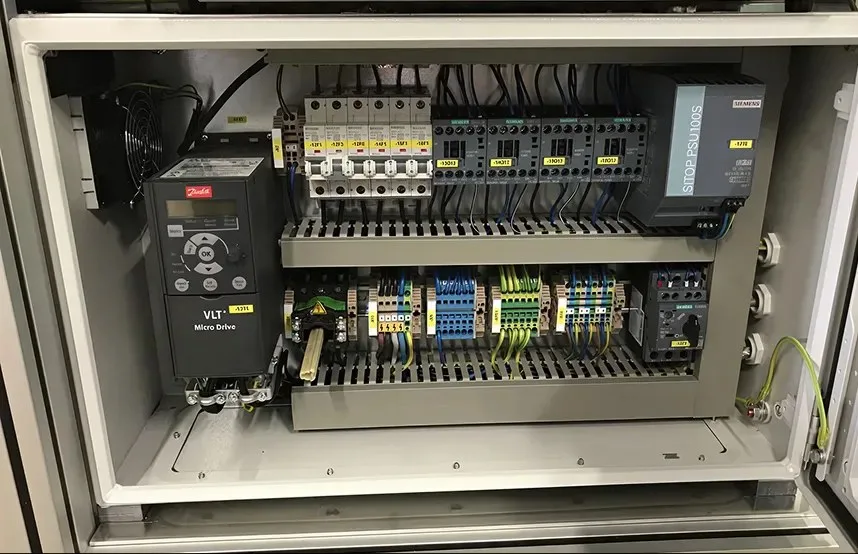 Schaltkasten mit Danfoss Frequenzumrichter, Klemmen und Siemens Netzteil