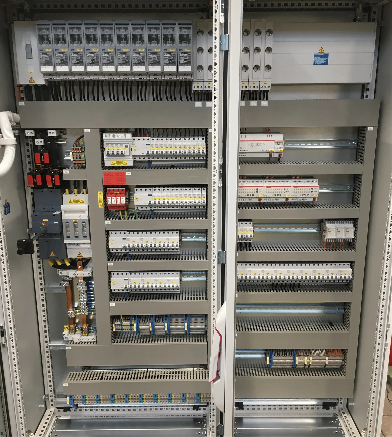 Offener Schaltschrank mit Reihenklemmen, Schützen und Kabelkanälen