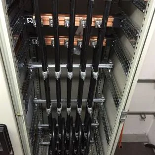 Kabel und Sammelschienen in einem Schaltschrank